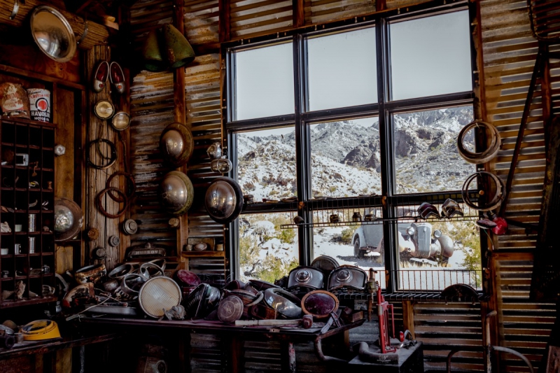 cordonnerie-MOUANS SARTOUX-min_shop_window_part_junk_abandoned-138873